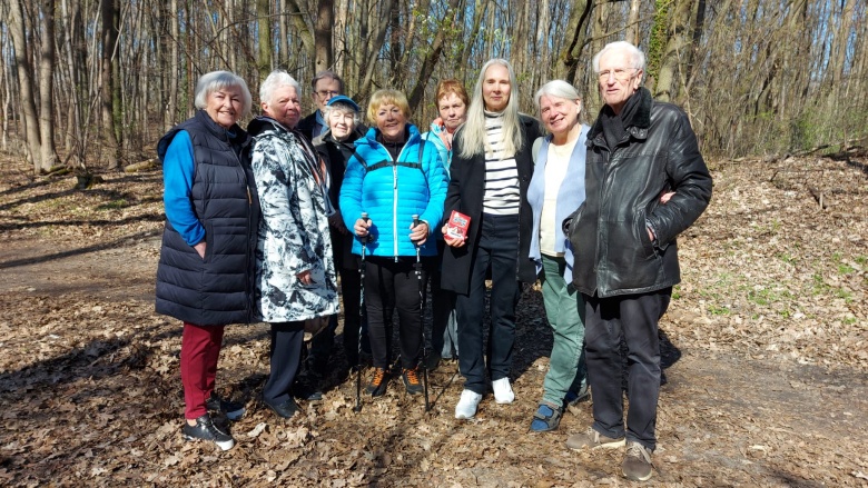 Mitglieder der Senioren Union stehen im Wald